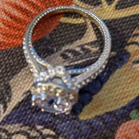 Jewelry - STUNNING RING